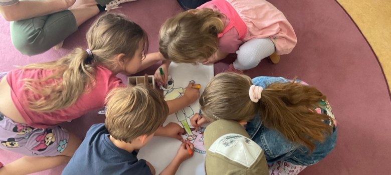 Kinder von oben zu sehen malen gemeinsam