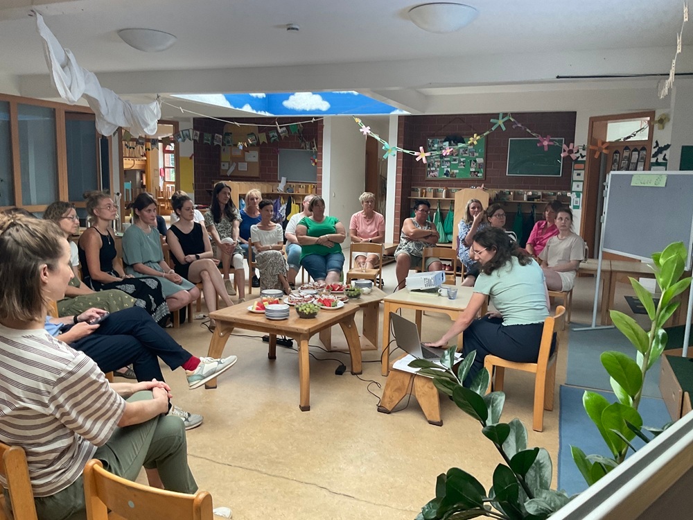 Beteiligte des Workshops sitzen zusammen