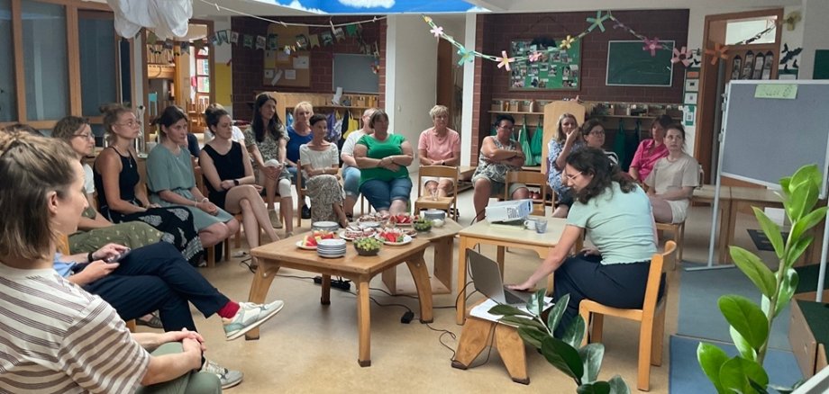 Beteiligte des Workshops sitzen zusammen