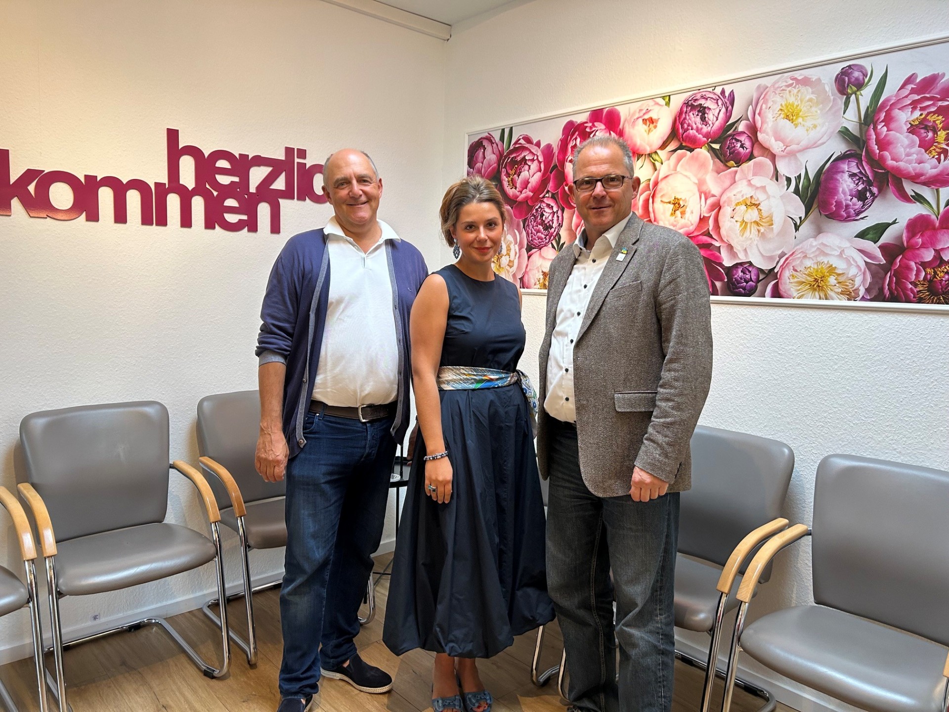 Gruppenfoto Bürgermeister, Geschäftsführerin und Praxisinhaber