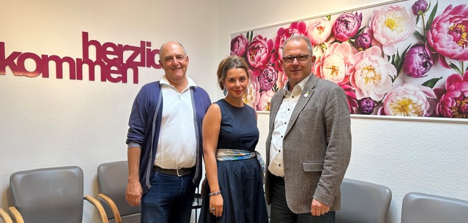 Gruppenfoto Bürgermeister, Geschäftsführerin und Praxisinhaber