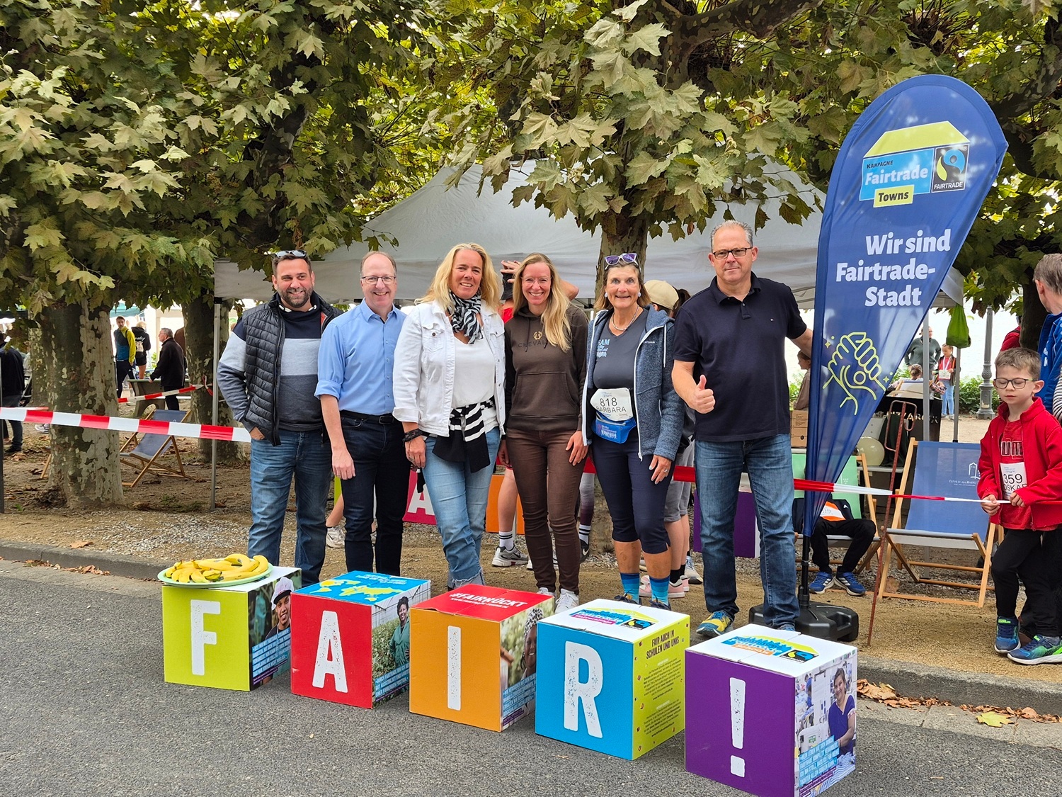 Gruppenfoto Beteiligte mit Fairtrade Flagge