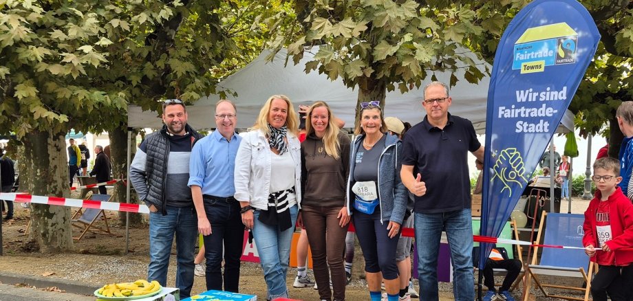 Gruppenfoto Beteiligte mit Fairtrade Flagge