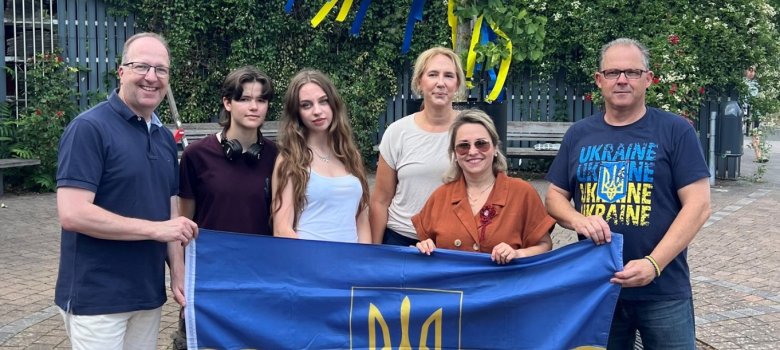 Gruppenfoto mit Organisatoren und Ukraine Flagge