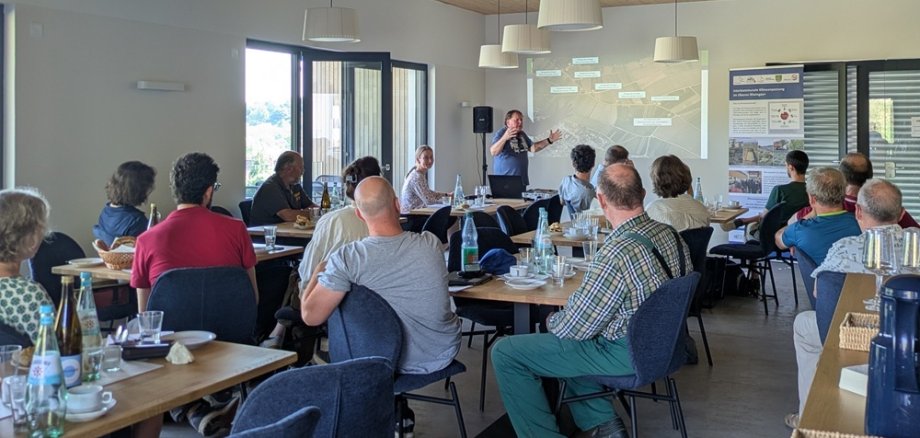 Teilnehmer aus Rückenansicht beim Workshop