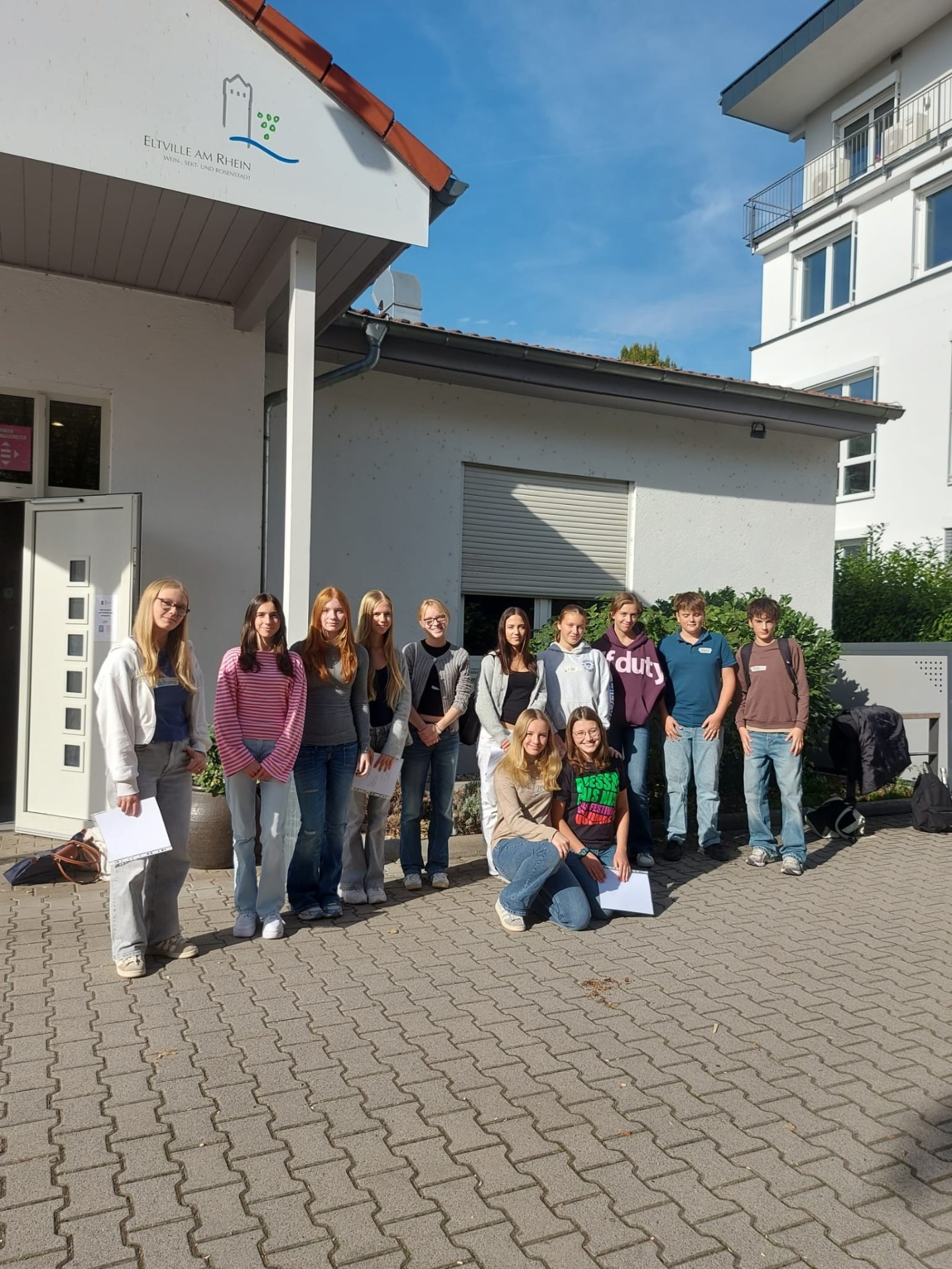 Gruppenfoto neue Babysitter vor dem MGH