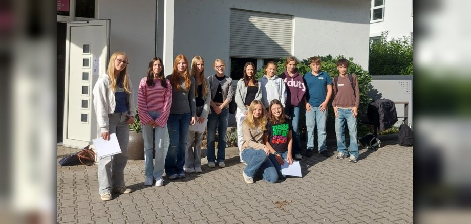 Gruppenfoto neue Babysitter vor dem MGH