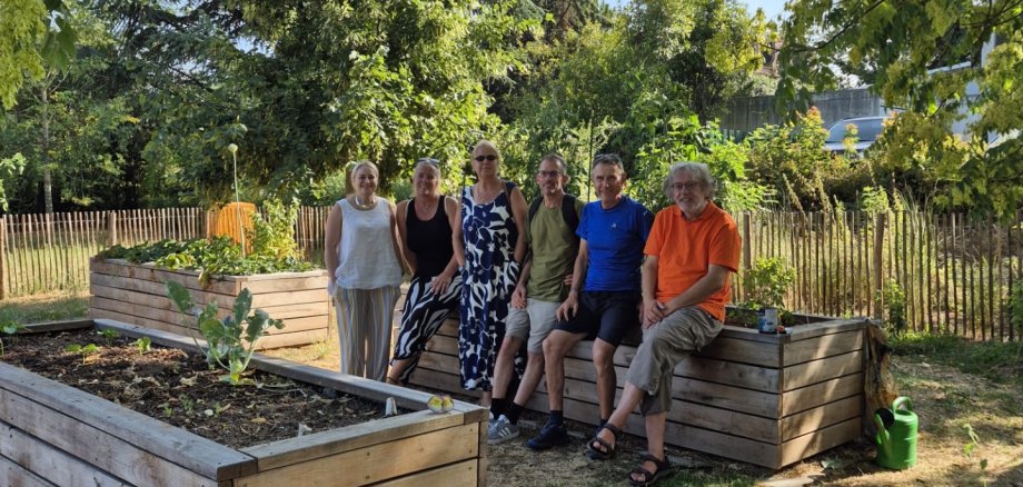 Gruppenfoto an einem Hochbeet
