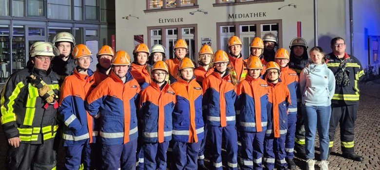 Gruppenfoto Kinder- und Jugendfeuerwehr vor der Mediathek