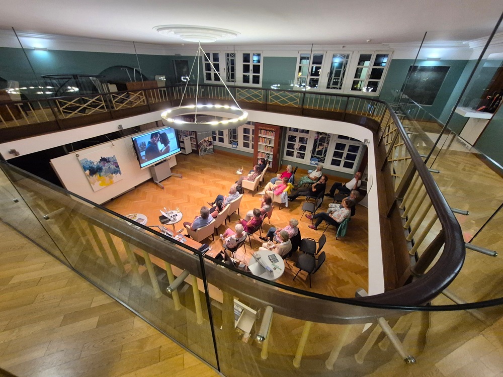 Blick von der Galerie auf die Zuschauenden im Lesesaal
