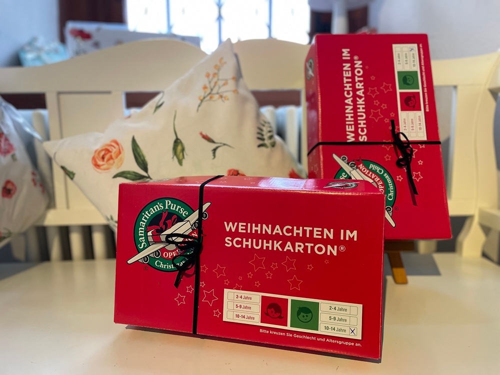 Zwei rote Pakete stehen auf einer weißen Bank